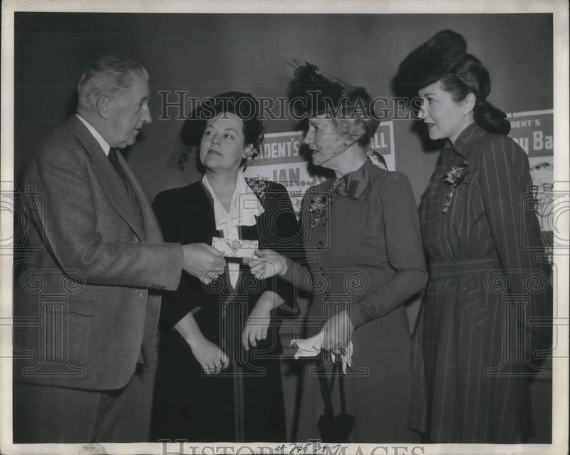 Load image into Gallery viewer, 1945 Press Photo Military wives Buying Tickets to the Presidential Ball
