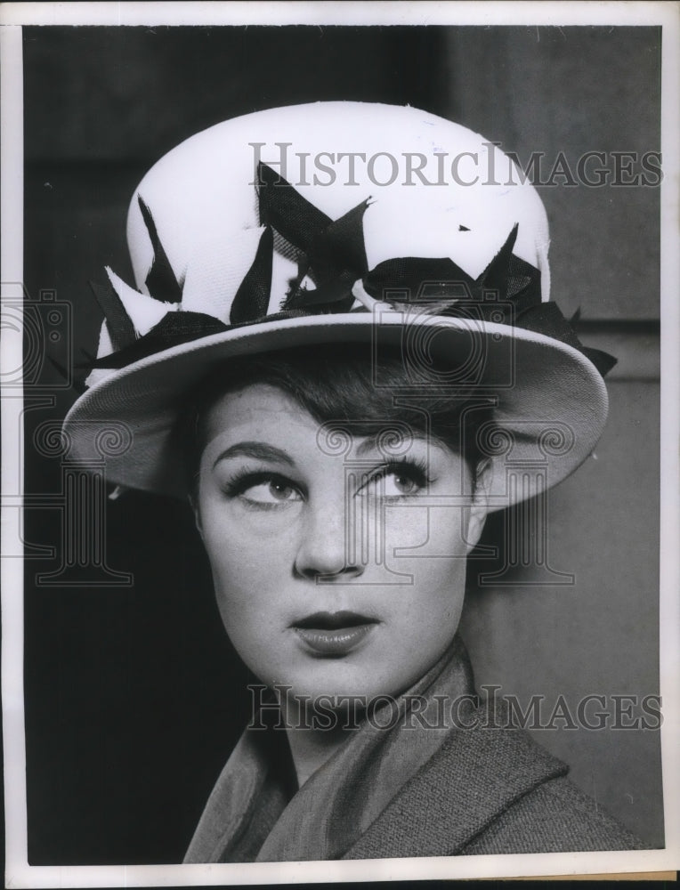 Load image into Gallery viewer, 1960 Press Photo Beefeater Bonnet designed by James
