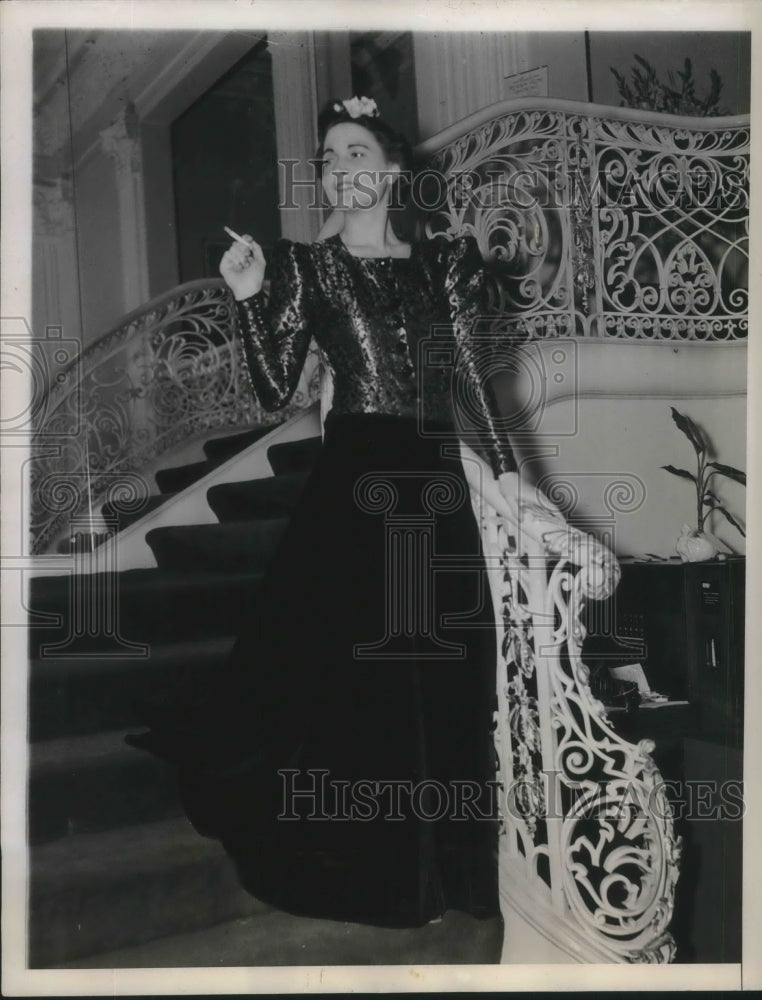 Load image into Gallery viewer, 1937 Press Photo Genevieve McGeehan models black velvet evening gown
