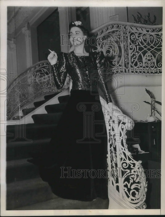 1937 Press Photo Genevieve McGeehan models black velvet evening gown