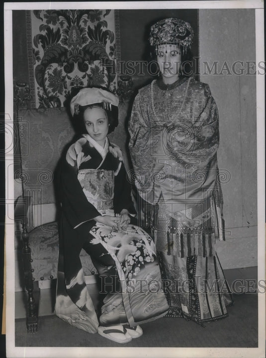1937 Press Photo Mrs Gordon B Duval & Miss Nell Duval in kimonos for World Style
