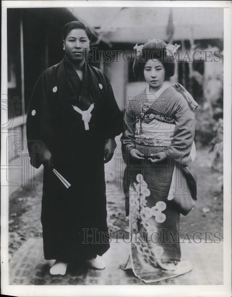 Load image into Gallery viewer, 1944 Press Photo Japanese couple in their traditional wedding outfits
