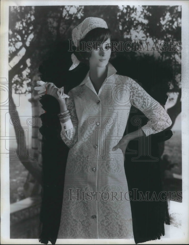 Load image into Gallery viewer, 1967 Press Photo Fashion model in a new coat dress style
