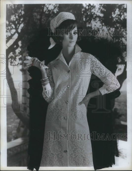 1967 Press Photo Fashion model in a new coat dress style