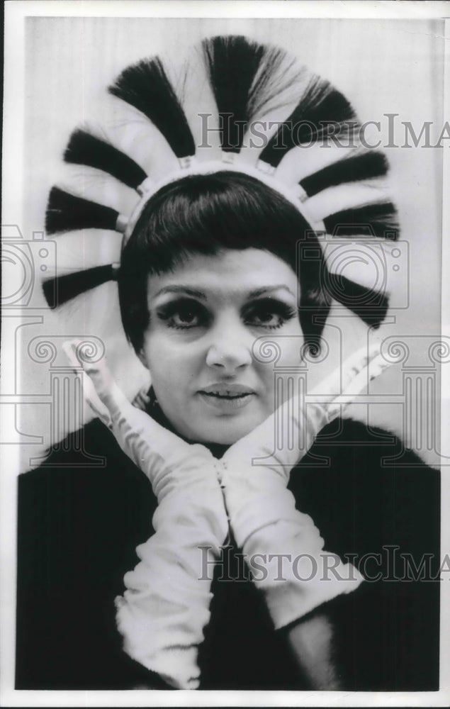 Load image into Gallery viewer, 1967 Press Photo London Ilga Yates modewls hairstyle by Alexandre of Paris
