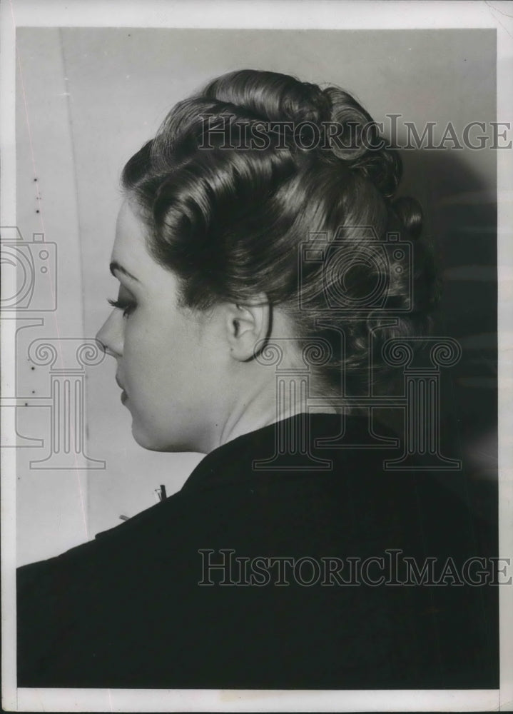1938 Press Photo NYC Joyce Clayton models hairstyles at Convention