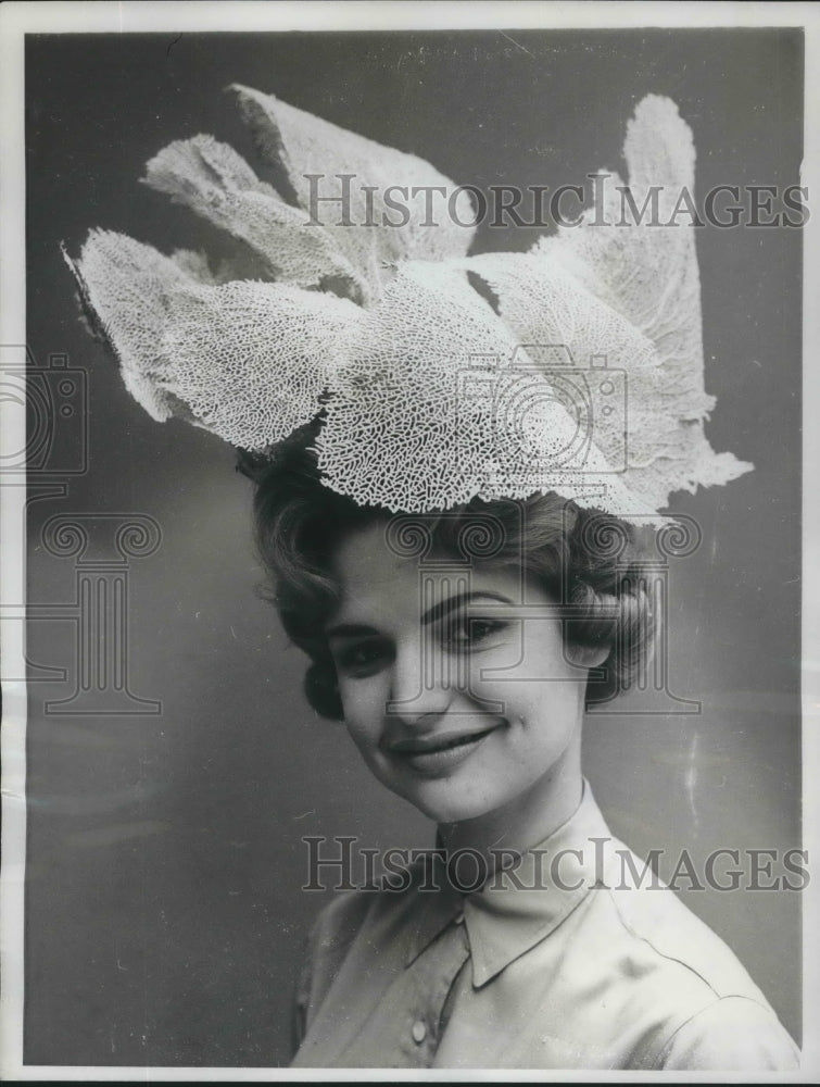 1962 Press Photo NYC Joanne Darlington at Florida showcase of fashions