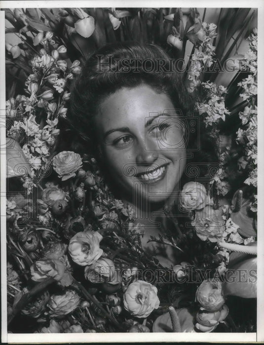 1942 Press Photo Betty Crable, Los Angeles Flower Show Queen, admires one of