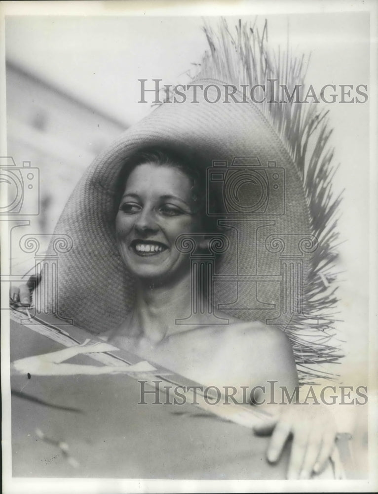 1932 Press Photo Helen Daily of NYC enjoys sunbathing wearing her straw hat