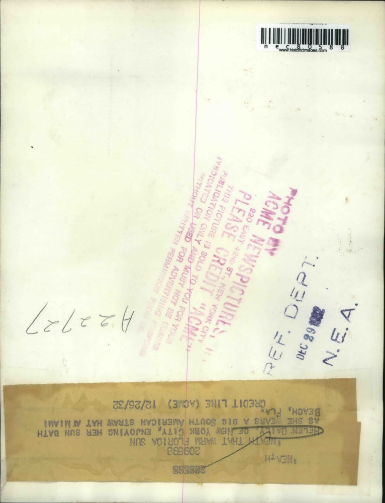 1932 Press Photo Helen Daily of NYC enjoys sunbathing wearing her straw hat