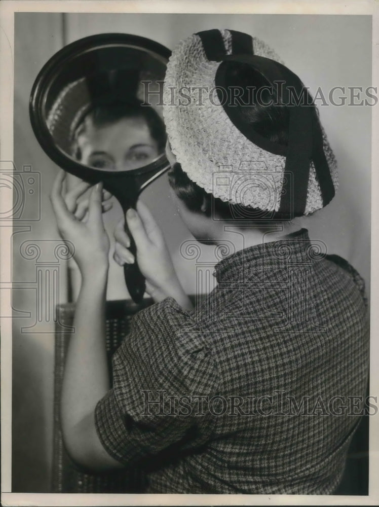 1936 Press Photo Model Wears Crownless Beret New Western Conceit