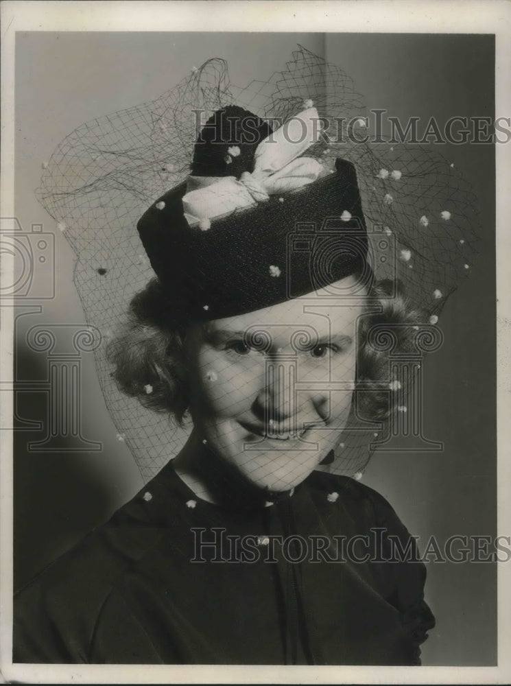 1938 Press Photo Model Wears Lily Dache Black Horsehair pagoda Toque