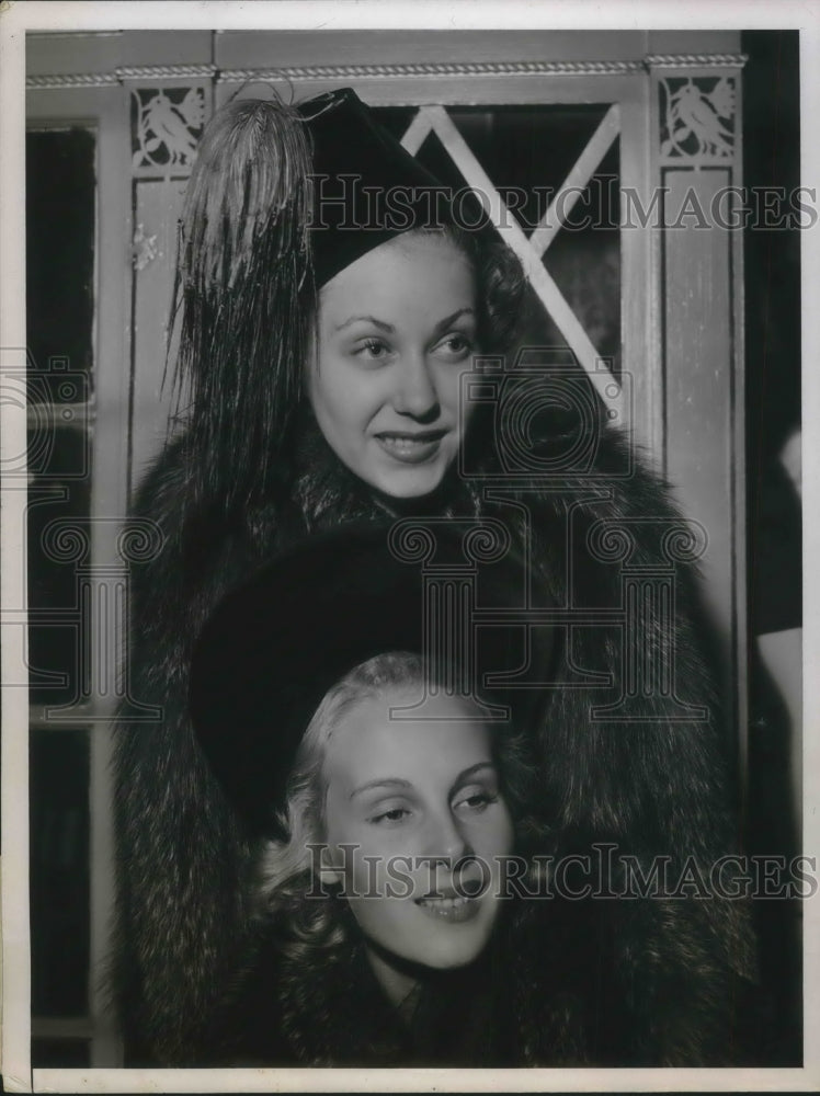 1937 Press Photo Models Wearing Harryson Black Velvet Toque with Two Styles