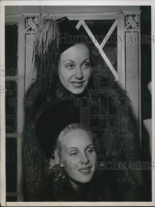 1937 Press Photo Models Wearing Harryson Black Velvet Toque with Two Styles