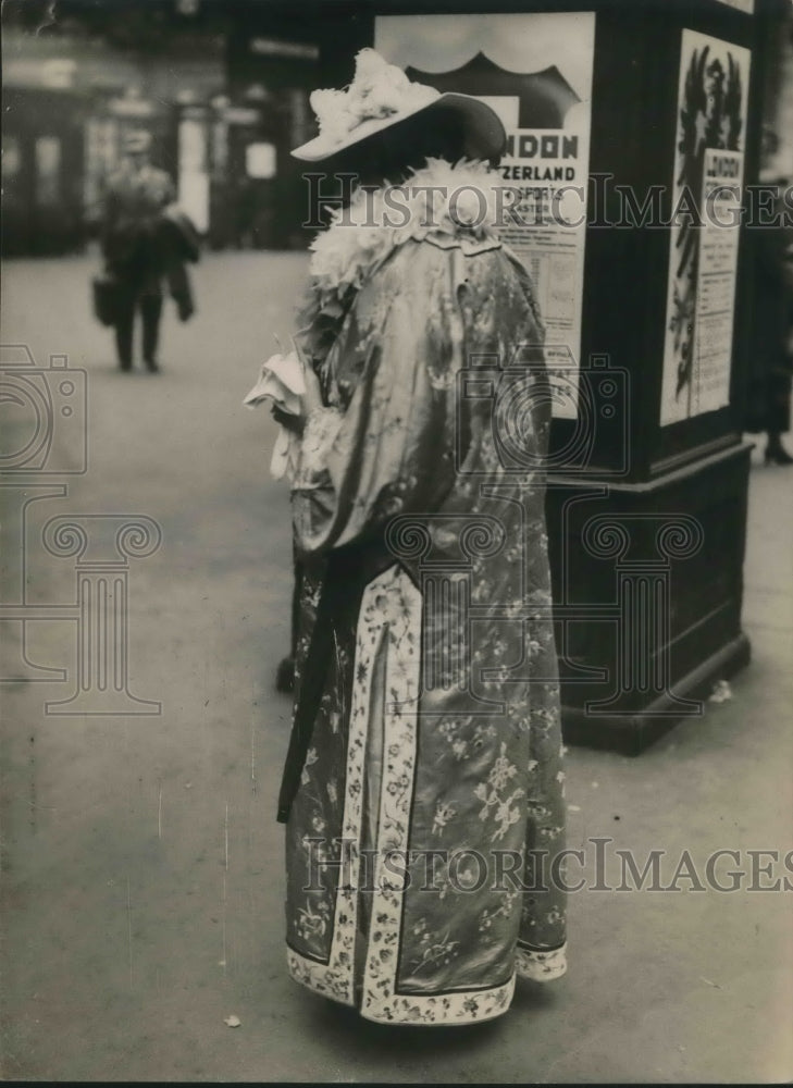 Load image into Gallery viewer, 1937 Press Photo Woman Wearing Chinese Overgown by Racegoer at Waterloo Station
