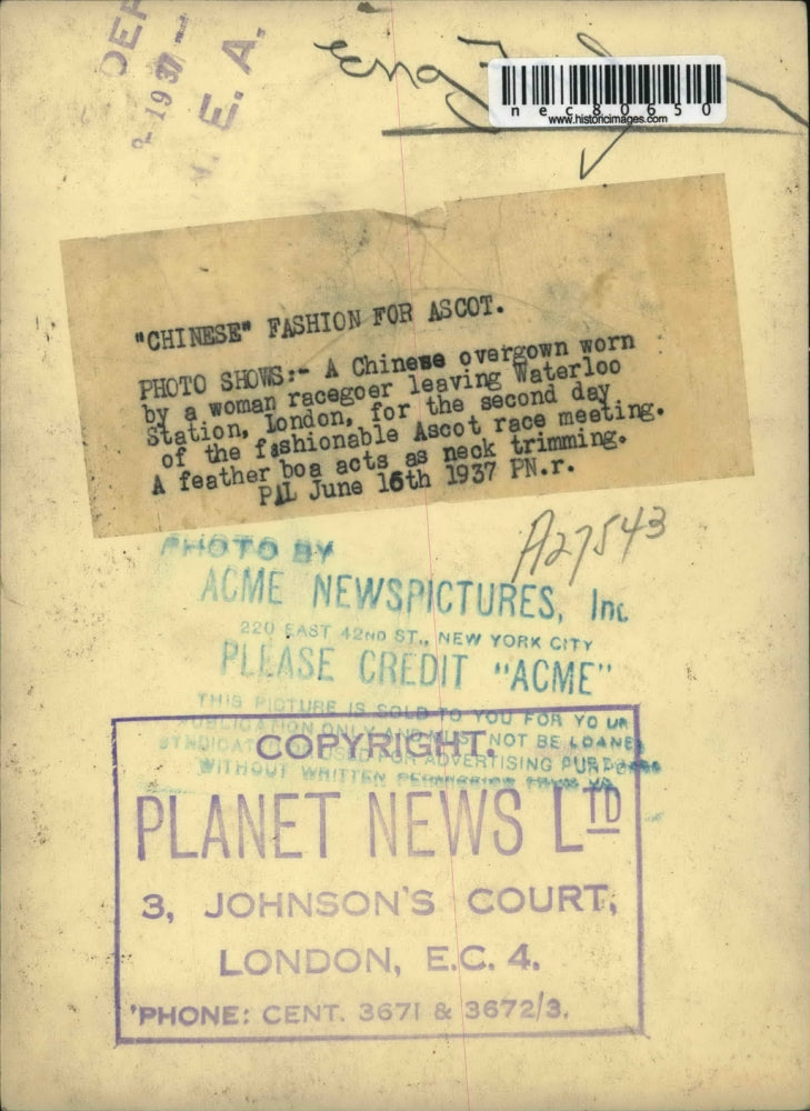 1937 Press Photo Woman Wearing Chinese Overgown by Racegoer at Waterloo Station