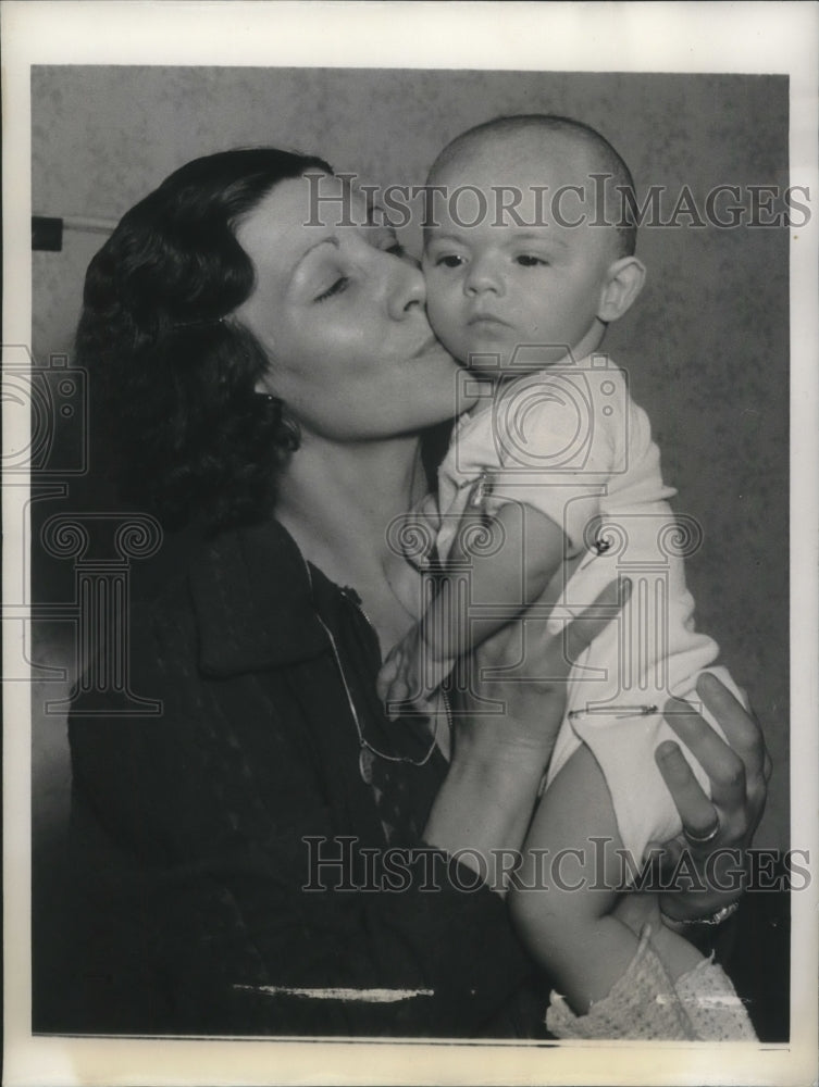 1939 Press Photo Mrs. Margaret McCrohan Has Baby Back After Kidnapping