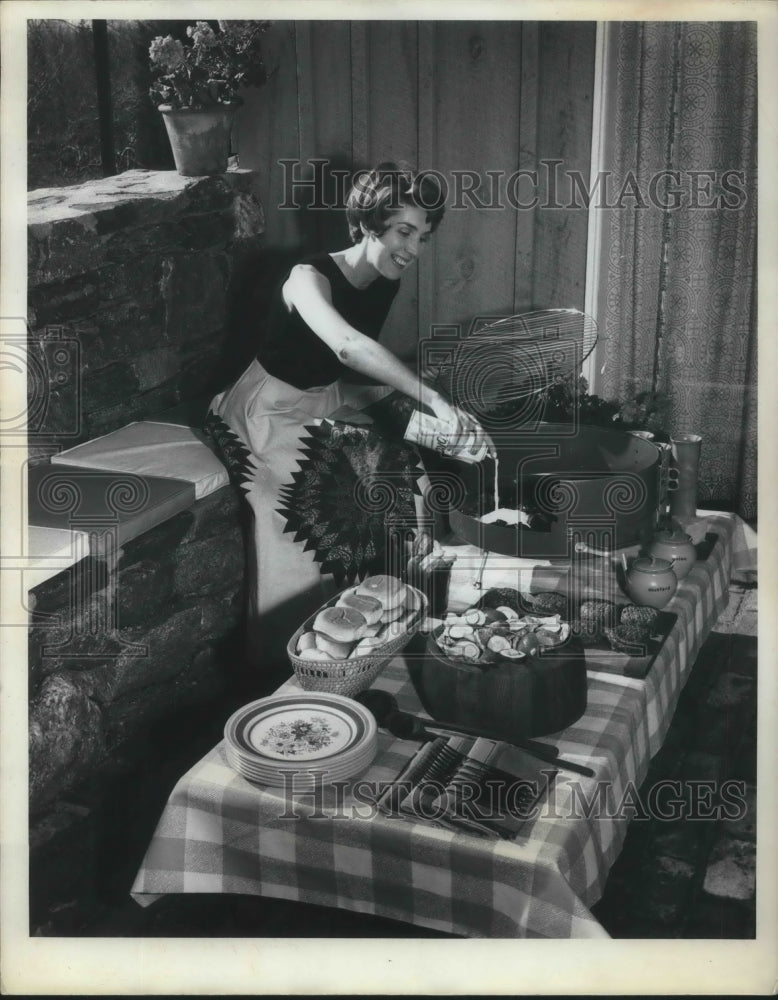 1961 Press Photo Lady Using Foam Gel Lighter for Outdoor Cooking