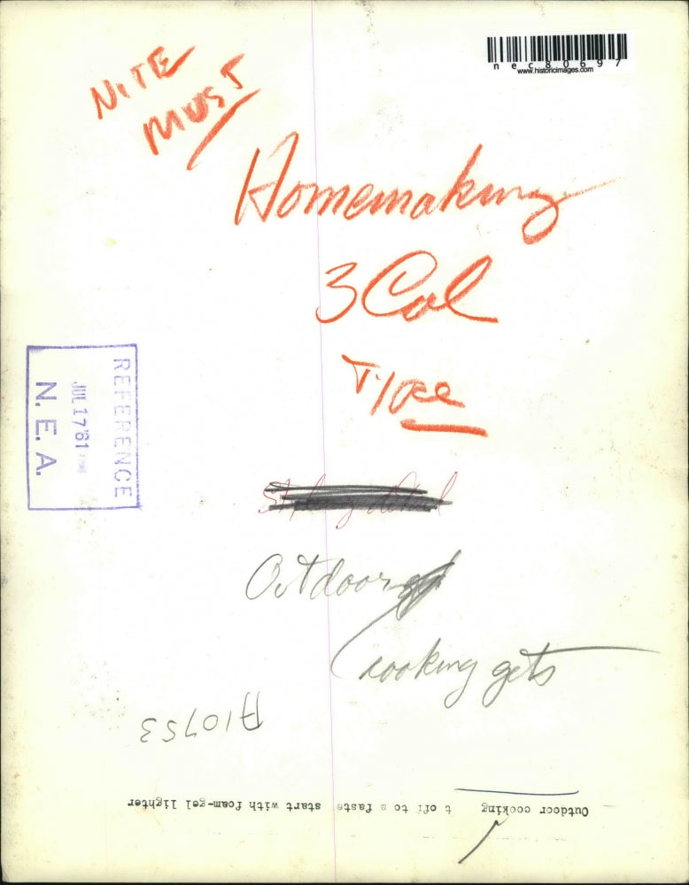 1961 Press Photo Lady Using Foam Gel Lighter for Outdoor Cooking