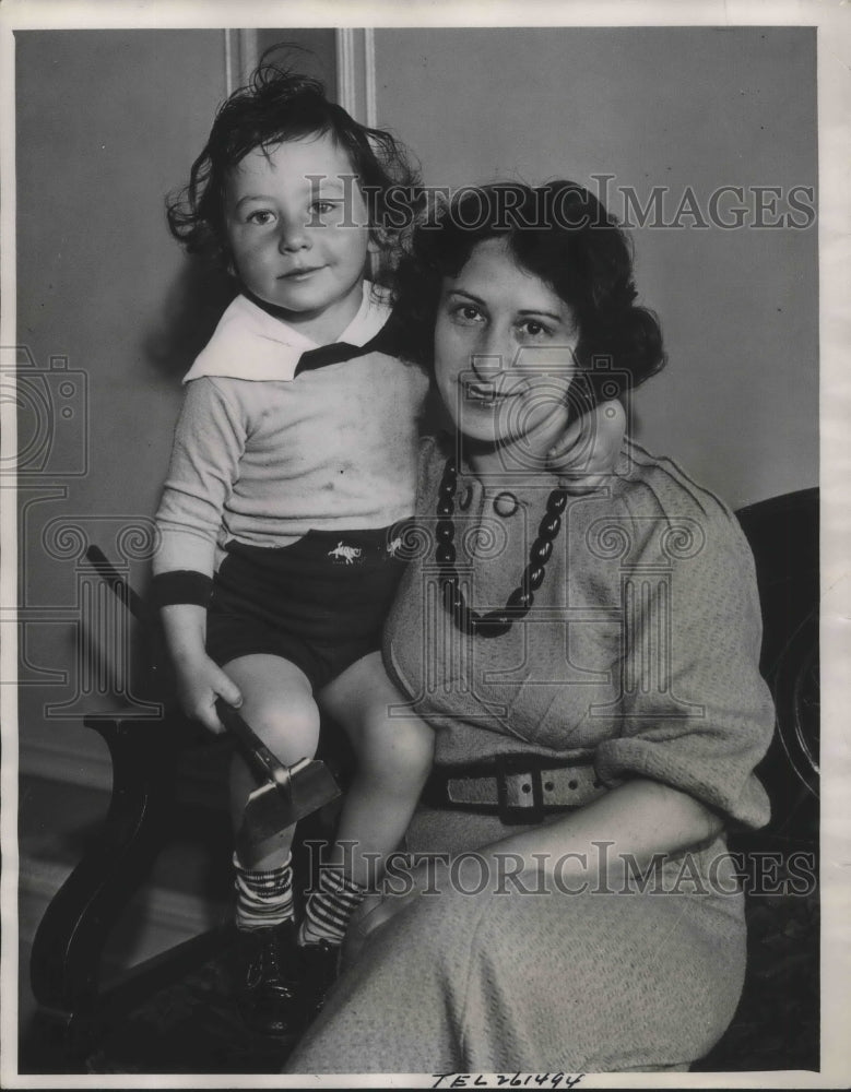 1934 Press Photo Jailed for a day for digging in the park, Mrs. Fela Bird & son