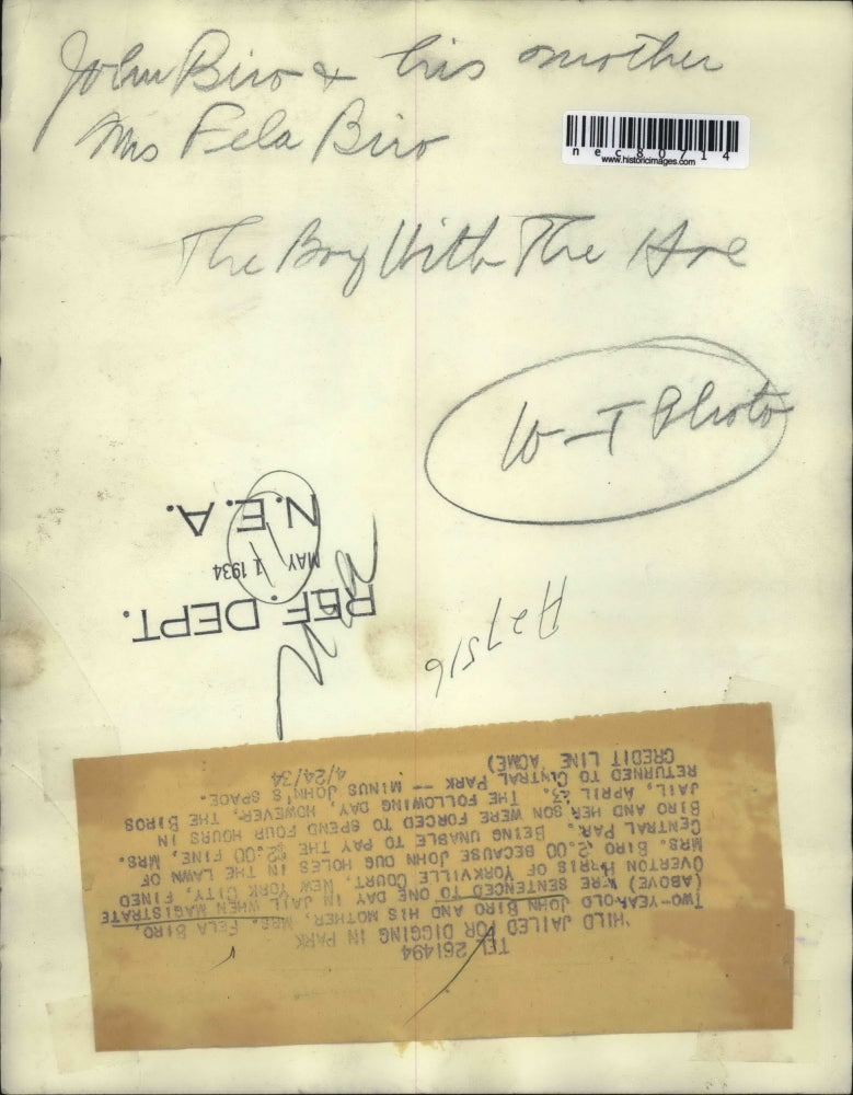 1934 Press Photo Jailed for a day for digging in the park, Mrs. Fela Bird & son