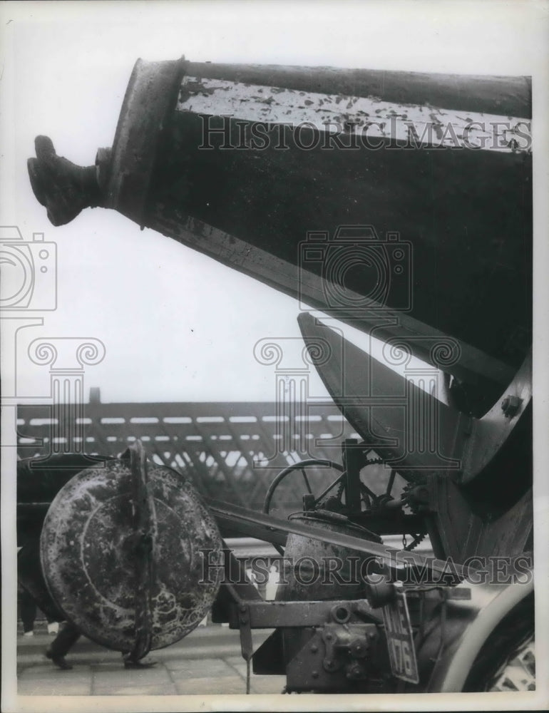 1958 Press Photo Cannon-like tube is a cement mixer from London