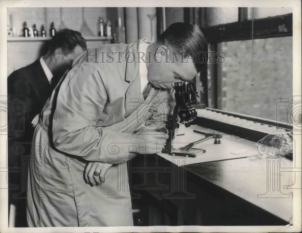 1934 Press Photo Lt William J McMahon examining a Jimmy for Identification