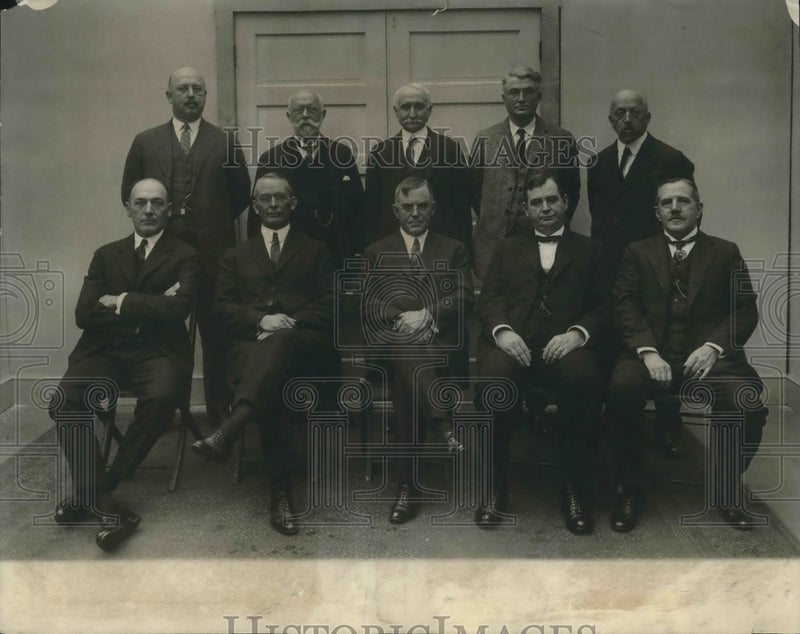Load image into Gallery viewer, 1923 Press Photo Sec of Agriculture Wallace &amp; Directors &amp; Bureaue of CHief
