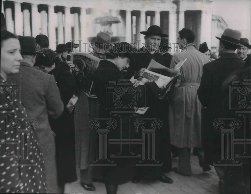 Load image into Gallery viewer, Press Photo St Peters in Rome, 1000's flock pay tribute to Pope Pius XI death
