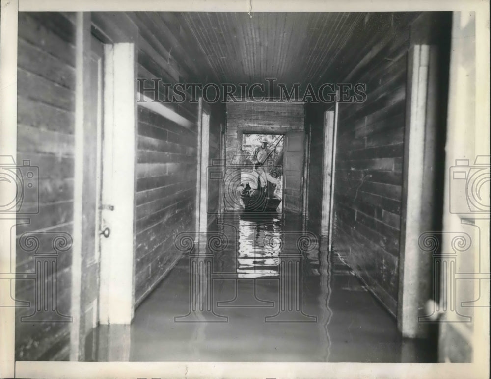 1944 Press Photo Atlanta Journal Reporter Jouest Davenport Looks In Flooded Home