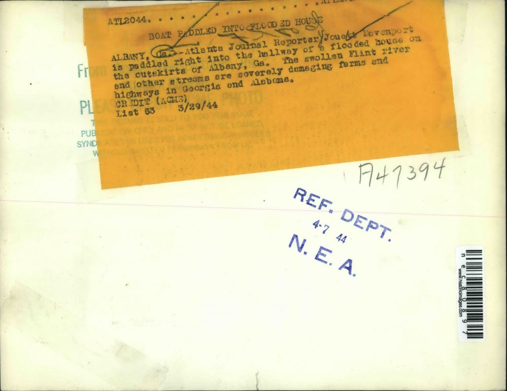 1944 Press Photo Atlanta Journal Reporter Jouest Davenport Looks In Flooded Home