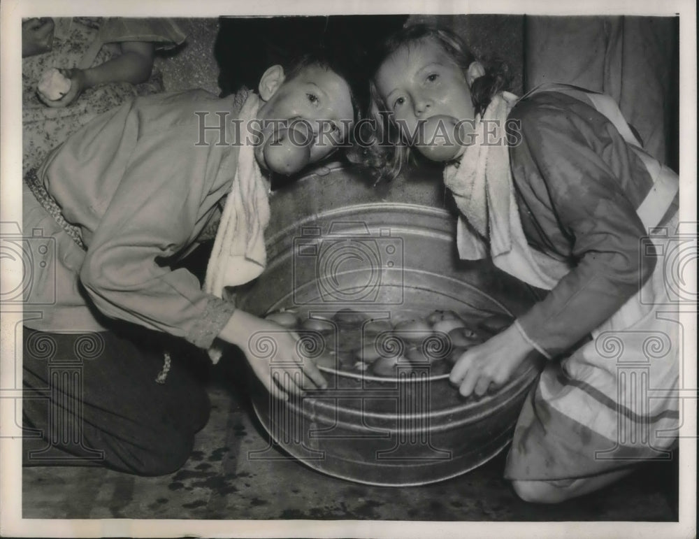 1938 Press Photo George Sikoryak And Corrine Daly Bob For Apples