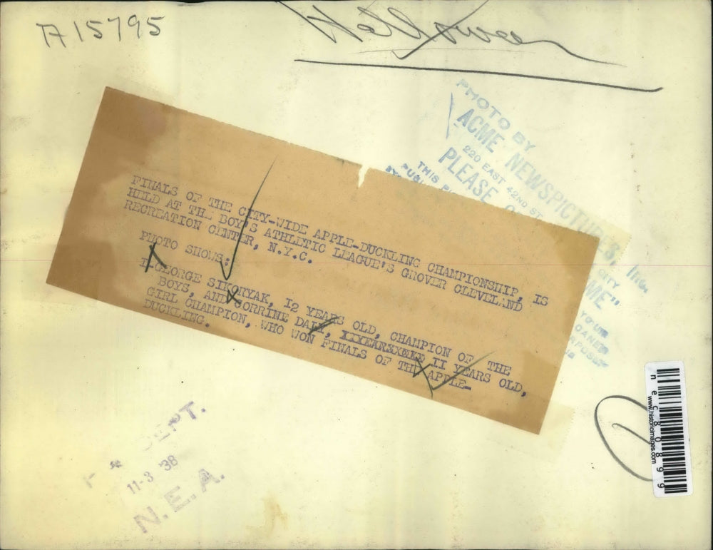 1938 Press Photo George Sikoryak And Corrine Daly Bob For Apples