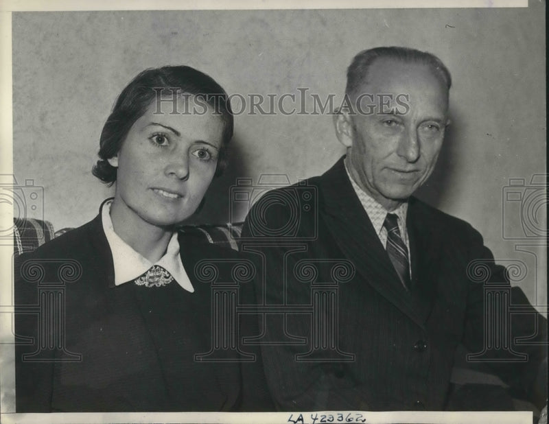 Load image into Gallery viewer, 1937 Press Photo Ira Ashcroft &amp; bride Mrs Louise Voss in California
