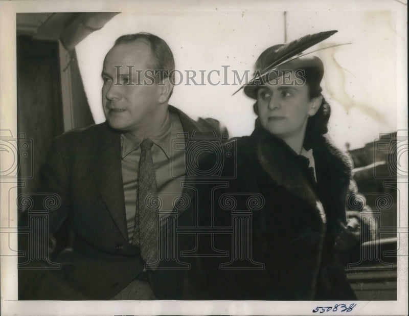 Load image into Gallery viewer, 1940 Press Photo NYC Vincent Gheeam writer &amp; playwright &amp; wife
