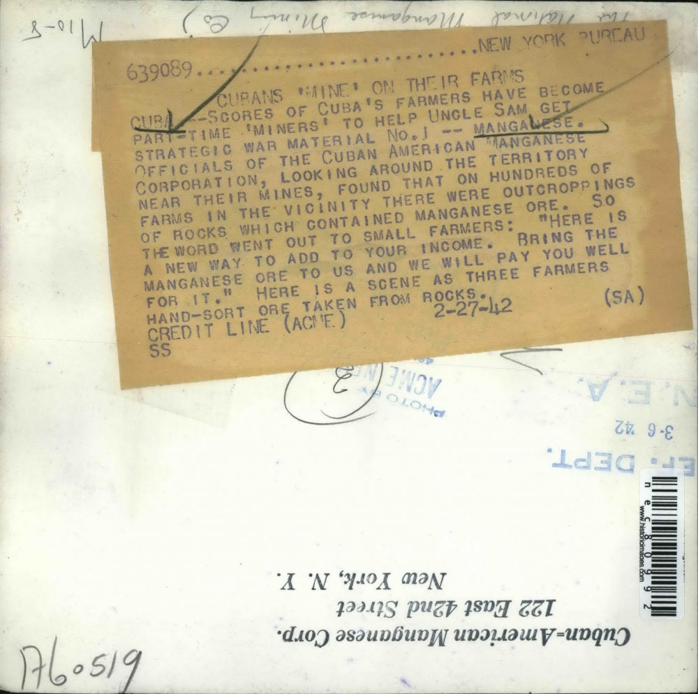 1942 Press Photo Cuba, farmers look for manganese of the Cuban American