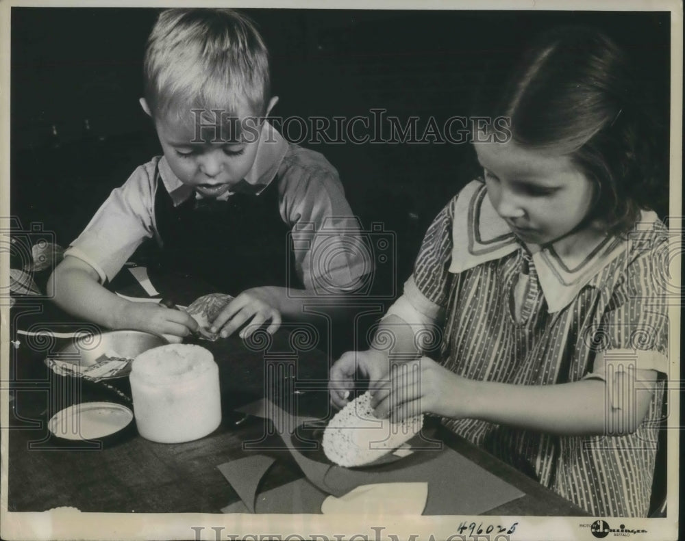 1939 Press Photo Buffalo, NY kids painting for an art exhibition
