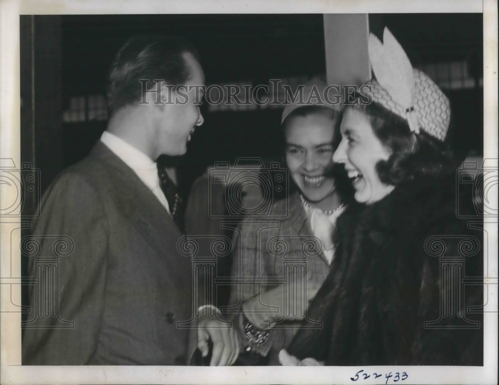 1938 Press Photo NYC Businessman Woolworth Donahue, mom & brother