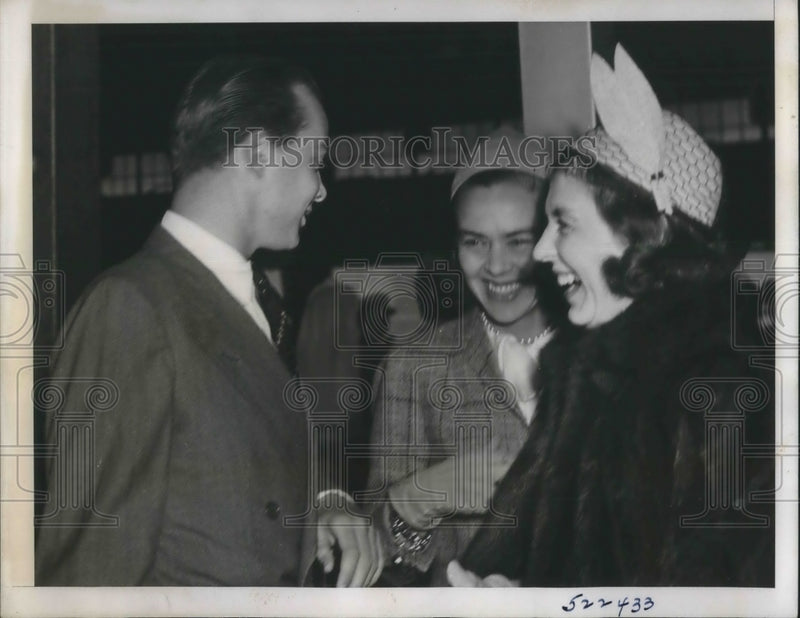 Load image into Gallery viewer, 1938 Press Photo NYC Businessman Woolworth Donahue, mom &amp; brother
