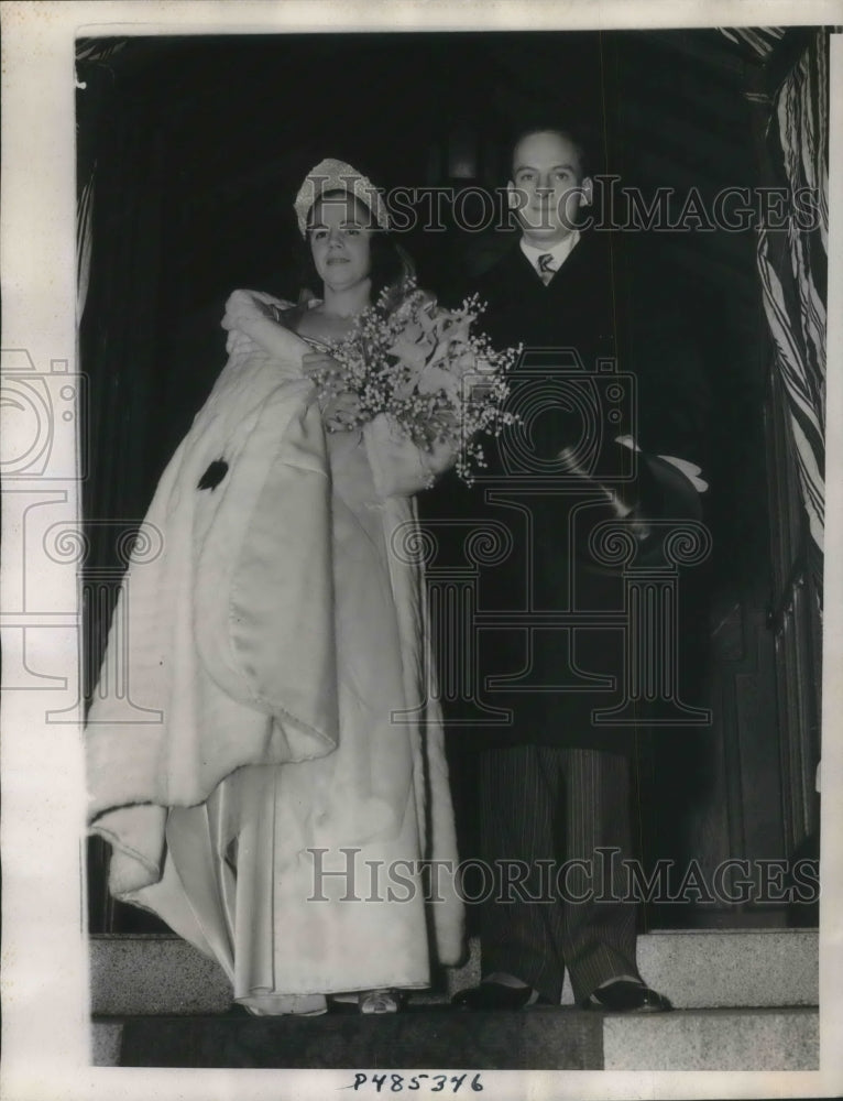Load image into Gallery viewer, 1939 Press Photo Mr. and Mrs. Gilbert McCrea Eaton Wed in Wilmington Del
