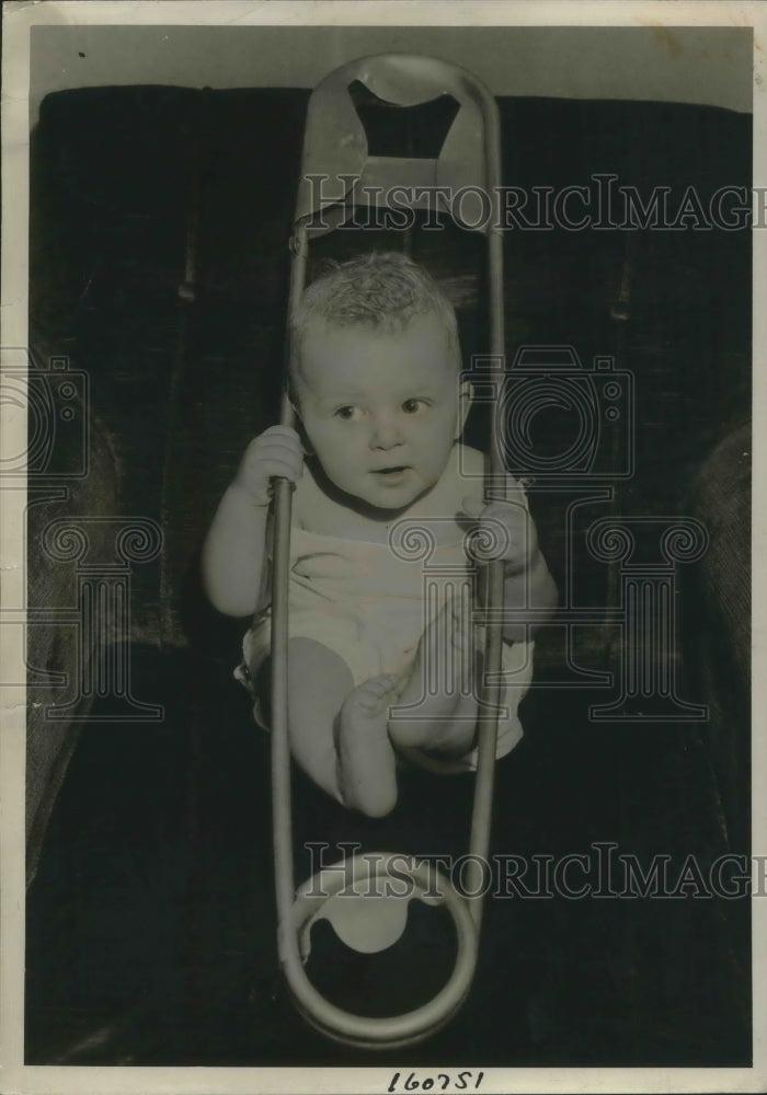 1931 Press Photo Richard Gronik of Milwaukee Wis in his crib