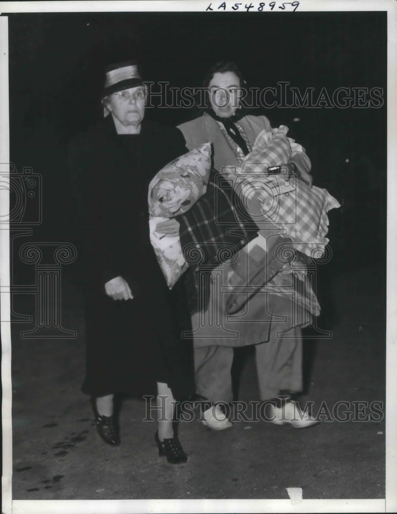 Load image into Gallery viewer, 1940 Press Photo Hollywood, Calif Ladies at Easter Sunday Services at the Bowl
