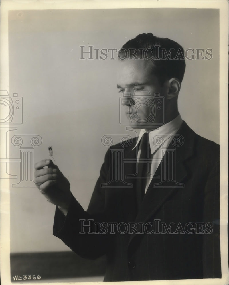 Load image into Gallery viewer, 1939 Press Photo Edward Dench South Orange, NJ, as college student devised new
