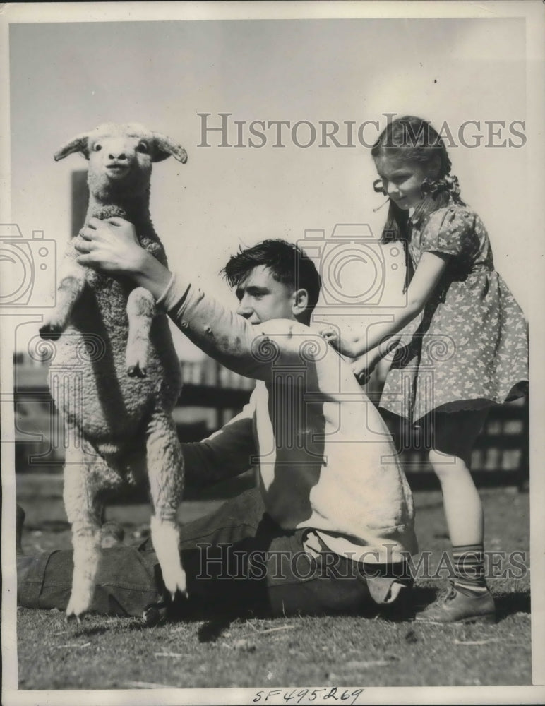 Load image into Gallery viewer, 1939 Press Photo San Francisco Calif Lee Rodgers, Interstate Junior Livestock Sh
