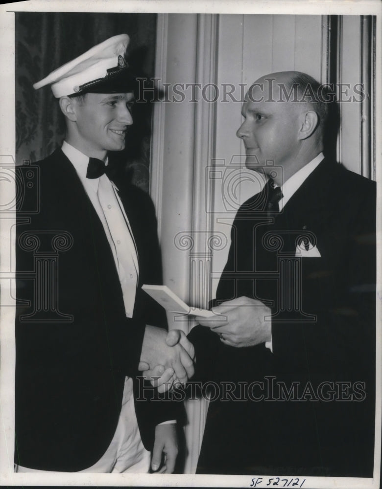 Load image into Gallery viewer, 1939 Press Photo San Francisco Fred Richardson Louis Pasteur medal by FF Rennie
