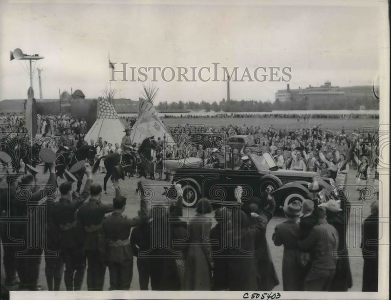 Load image into Gallery viewer, 1939 Press Photo King George &amp; Queen Elisabeth on tour of Regina, Saskatchewan

