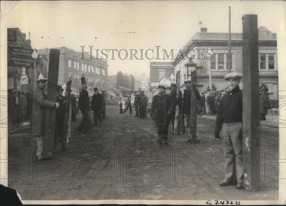 1933 Press Photo St Paul Armour Plant, strike pickets build barricade entrance
