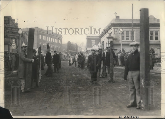 1933 Press Photo St Paul Armour Plant, strike pickets build barricade entrance