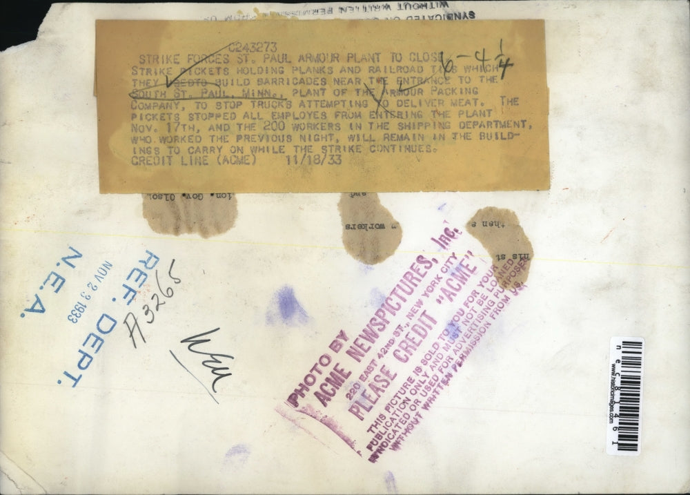 1933 Press Photo St Paul Armour Plant, strike pickets build barricade entrance