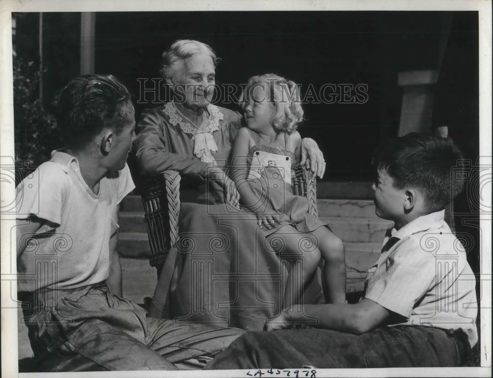 19388 Press Photo Santa Monica, Cal Mrs Jennie Corrigan age 92 & kids